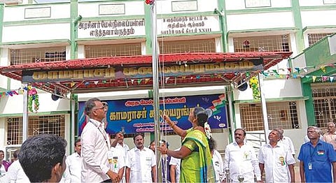 சின்னசேலத்தை அடுத்த எடுத்தவாய்நத்தம் அரசு மேல்நிலைப்பள்ளியில் தேசிய கொடியேற்றிய ஊராட்சி மன்றத் தலைவர் சுதா.