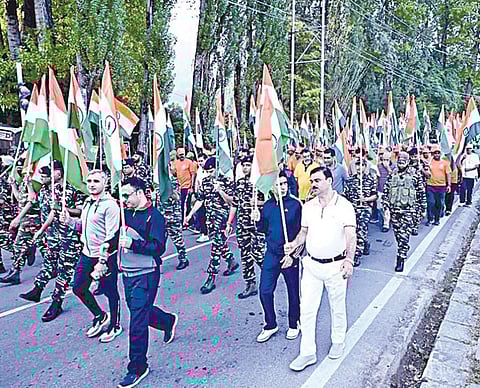 ஜம்மு காஷ்மீர் தலைநகர் நகரில் தேசியக் கொடிகள் ஏந்தியவாறு பிரம்மாண்ட பேரணி நடைபெற்றது. இதில் பாதுகாப்பு படை வீரர்கள் பங்கேற்றனர்.