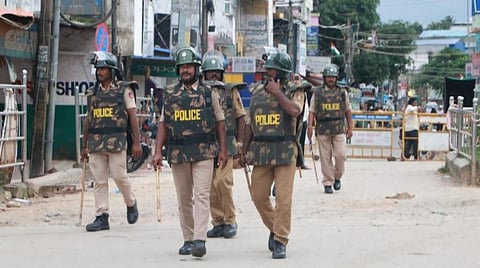 விளம்பரத்தில் நேரு படம் புறக்கணிப்பு - திப்பு சுல்தான், சாவர்க்கர் படங்கள் கிழிப்பால் கர்நாடகாவில் பதற்றம்