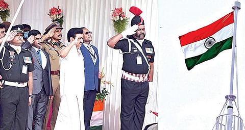 சுதந்திர தினத்தையொட்டி சென்னை ஜார்ஜ் கோட்டை கொத்தளத்தில் தேசியக்கொடி ஏற்றி, மரியாதை செலுத்திய முதல்வர் மு.க.ஸ்டாலின்.படம்: ம.பிரபு