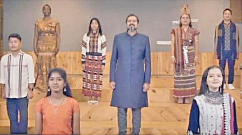 இந்திய இசையமைப்பாளர் ரிக்கி கேஜ் உடன் இணைந்து தேசிய கீதத்தை பாடிய அகதிகள்.