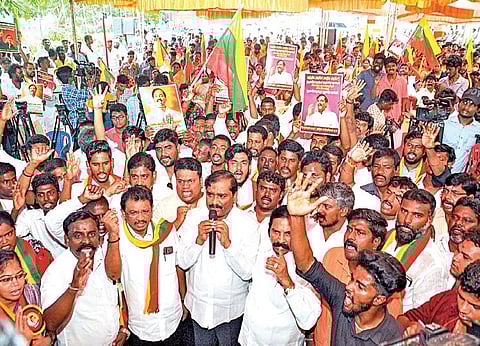 தமிழகத்தில் சாதிவாரி கணக்கெடுப்பு நடத்தக் கோரி தமிழக வாழ்வுரிமை கட்சி சார்பில் அதன் தலைவர் தி.வேல்முருகன் எம்எல்ஏ தலைமையில் சென்னை வள்ளுவர் கோட்டம் அருகே நேற்று ஆர்ப்பாட்டம் நடந்தது. இதில் மாநில துணை பொதுச் செயலாளர் சத்ரியன் வேணுகோபால் உள்ளிட்ட நிர்வாகிகள் பங்கேற்றனர். படம்: பு.க.பிரவீன்