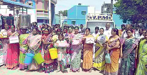 வெம்பூர் அரசு மேல்நிலைப் பள்ளிக்கு வழங்குவதற்காக கல்வி சீர்வரிசை பொருட்களை ஊர்வலமாக எடுத்துவந்த கிராம மக்கள்.