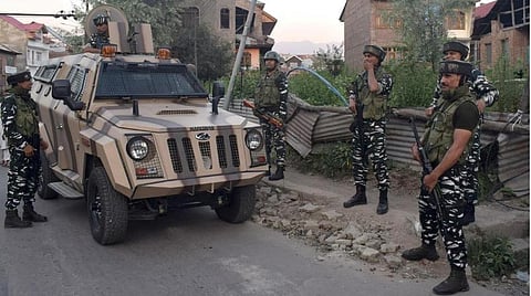 காஷ்மீர் பண்டிட்டை கொன்ற தீவிரவாதியின் வீடு பறிமுதல் - பாதுகாத்த குடும்பத்தினர் கைது