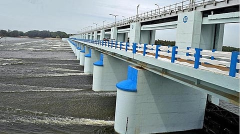 கடலூர் | கொள்ளிடம் ஆற்றின் இடது கரை வலுவிழந்து வருகிறது: 50 கரையோர கிராம மக்களுக்கு ஆபத்து