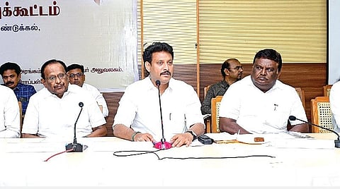 திருச்சி ஆட்சியர் அலுவலகத்தில் பள்ளிக் கல்வித் துறையின் சார்பில் நேற்று நடைபெற்ற மண்டல அளவிலான ஆய்வுக் கூட்டத்தில் பேசுகிறார் மாநில பள்ளிக்கல்வித் துறை அமைச்சர் அன்பில் மகேஸ் பொய்யாமொழி. உடன், சட்டத் துறை அமைச்சர் எஸ்.ரகுபதி, போக்குவரத்து துறை அமைச்சர் எஸ்.எஸ்.சிவசங்கர், பள்ளிக்கல்வித் துறை ஆணையர் க.நந்தகுமார், திருச்சி ஆட்சியர் மா. பிரதீப்குமார் உள்ளிட்டோர்.படம் ஜி.ஞானவேல்முருகன்