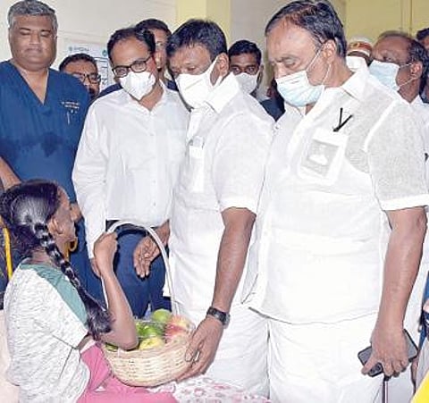 தண்டலம் தனியார் மருத்துவக் கல்லூரி மருத்துவ மனையில் அனுமதிக்கப்பட்டுள்ள சிறுமி டானியாவை நேற்று பால்வளத் துறை அமைச்சர் சா.மு.நாசர் சந்தித்து, உடல் நலம் விசாரித்து அவருக்கு வழங்கப்படும் சிசிக்சை குறித்து மருத்துவர்களிடம் கேட்டறிந்தார்.