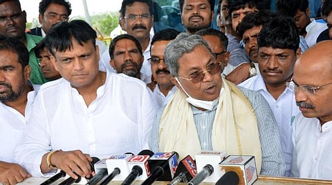 சாவர்க்கர் படத்துக்கு எதிர்ப்பு தெரிவித்ததால் முன்னாள் முதல்வர் சித்தராமையா கார் மீது முட்டை வீச்சு