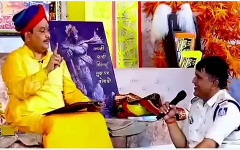 மத்திய பிரதேசத்தில் கொலையாளியை கண்டுபிடிக்க குறி கேட்ட போலீஸார் - வீடியோ வைரலானதால் எஸ்.ஐ. பணியிடை நீக்கம்