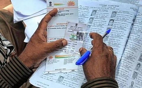 கோவை | 1 லட்சம் பேர் ஆதார் எண்ணை வாக்காளர் பட்டியலுடன் இணைத்தனர்: முதல் ஆயிரம் பேருக்கு சான்றிதழ் வழங்கப்படும் என அறிவிப்பு