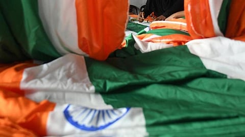 ஒரே வாரத்தில் 450 தேசியக் கொடி - 91 வயது தையல்காரர் அசத்தல்