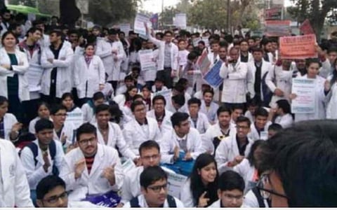 தமிழகம் முழுவதும் அரசு மருத்துவர்கள் தொடர் போராட்டம் - ஆரம்ப சுகாதார நிலைய பணி நேரம் அதிகரிப்புக்கு எதிர்ப்பு