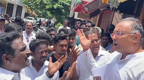 புதுச்சேரி காங்கிரஸ் கோஷ்டி பூசல் | மேலிட பார்வையாளரிடம் வாக்குவாதம்: காரை வழிமறித்து போராட்டம்