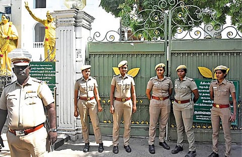 சென்னை ராயப்பேட்டை அவ்வை சண்முகம் சாலையில் உள்ள அதிமுக தலைமை அலுவலகம் முன் நேற்று பாதுகாப்புப் பணியில் ஈடுபட்டிருந்த போலீஸார். படம்: ம.பிரபு