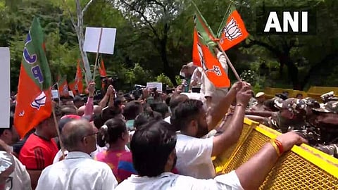 ஆம் ஆத்மியைக் கண்டித்து கேஜ்ரிவால் வீட்டின் முன்பு பாஜகவினர் போராட்டம்