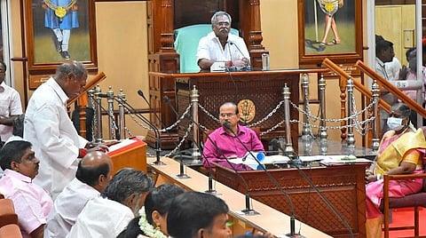 புதுச்சேரி சட்டப்பேரவையில் நேற்று பட்ஜெட் தாக்கல் செய்த முதல்வர் ரங்கசாமி. படம்: எம்.சாம்ராஜ்