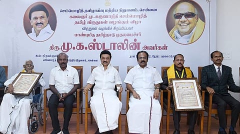 செம்மொழித் தமிழாய்வு மத்திய நிறுவனத்தில் நேற்று நடைபெற்ற நிகழ்ச்சியில் 2020-ம் ஆண்டுக்கான ‘கலைஞர் மு.கருணாநிதி செம்மொழித் தமிழ் விருதை’ முன்னாள் துணைவேந்தர் ம.ராசேந்திரனுக்கும், 2021-ம் ஆண்டுக்கான விருதை பேராசிரியர் க.நெடுஞ்செழியனுக்கும் முதல்வர் மு.க.ஸ்டாலின் வழங்கினார். உடன் அமைச்சர்கள் தங்கம் தென்னரசு, மா.சுப்பிரமணியன், தமிழ் வளர்ச்சி மற்றும் செய்தித் துறை செயலர் மகேசன் காசிராஜன், செம்மொழித் தமிழாய்வு மத்திய நிறுவன துணைத் தலைவர் இ.சுந்தரமூர்த்தி, இயக்குநர் இரா.சந்திரசேகரன், தமிழ் வளர்ச்சித் துறை இயக்குநர் ந.அருள்.