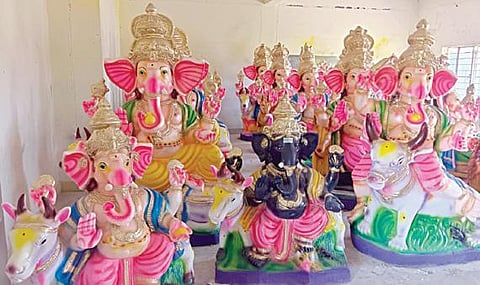 திருக்கழுகுன்றத்தை அடுத்த மேட்டு கருமாரப்பாக்கம் பகுதியில் விநாயகர் சதுர்த்திக்காக தயாரிக்கப்பட்டுள்ள விநாயகர் சிலைகள்.