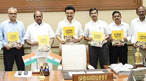 சாலை பாதுகாப்பு விழிப்புணர்வு கையேடு: முதல்வர் மு.க.ஸ்டாலின் வெளியிட்டார்