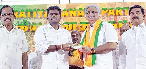 சென்னை கமலாலயத்தில் தமிழக பாஜக தலைவர் அண்ணாமலை முன்னிலையில், இந்திய மக்கள் முன்னேற்றக் கட்சியின் தலைவர் அர்ஜூனமூர்த்தி நேற்று பாஜகவில் இணைந்தார். படம்: பு.க.பிரவீன்