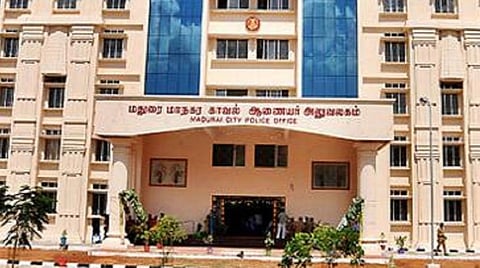 அமைச்சர் கார் மீது காலணி வீசிய வழக்கில் கைதுக்கு பயந்து தலைமறைவான பாஜகவினர்