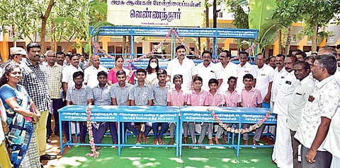 ராசிபுரம் அருகே வெண்ணந்தூர் அரசு ஆண்கள் மேல்நிலைப்பள்ளியில் நடைபெற்ற விழாவில் மாணவர்களுக்கு மேசை நாற்காலிகளை சுற்றுலாத்துறை அமைச்சர் மா.மதிவேந்தன் வழங்கினார். அருகில் மாவட்ட ஆட்சியர் ஸ்ரேயா சிங்.