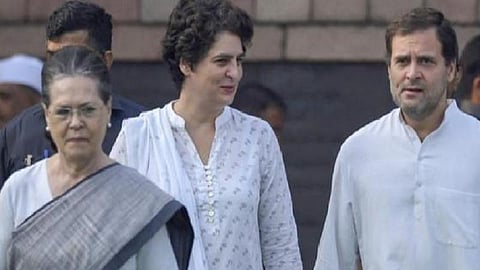 மருத்துவ சிகிச்சைக்காக வெளிநாடு செல்கிறார் சோனியா: ராகுலும், பிரியங்காவும் உடன் பயணம்