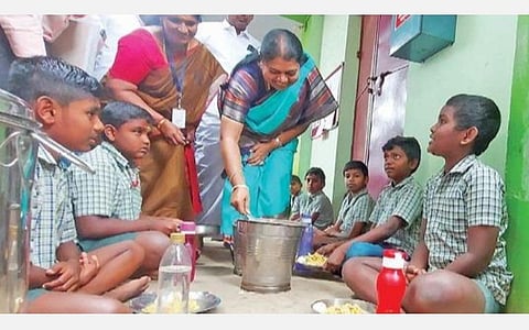 கிணத்துக்கடவு ஊராட்சி ஒன்றிய தொடக்கப் பள்ளியில் மாணவர்களுக்கு நேற்று சத்துணவு பரிமாறிய சமூகநலத் துறை அமைச்சர் கீதா ஜீவன். படம்: எஸ்.கோபு