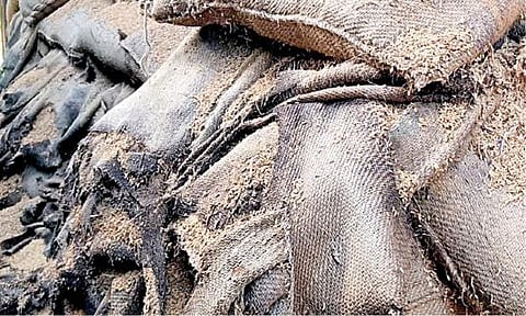 கொத்தங்குடி திறந்தவெளி நெல் சேமிப்புக் கிடங்கில் மழையில் நனைந்து சேதமடைந்துள்ள நெல் மூட்டைகள்.