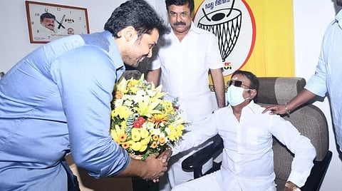 “விஜயகாந்த் என்றாலே தைரியம்தான்” - நேரில் வாழ்த்திய கார்த்தி புகழாரம்