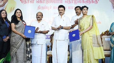 திருப்பூர் திருமுருகன்பூண்டியில் நடந்த ‘தோள் கொடுப்போம் தொழில்களுக்கு’ என்ற மண்டல மாநாட்டில், முதல்வர் மு.க.ஸ்டாலின் முன்னிலையில் புரிந்துணர்வு ஒப்பந்தம் மேற்கொள்ளப்பட்டது. இதில் அமைச்சர்கள் தா.மோ.அன்பரசன், மு.பெ.சாமிநாதன், கயல்விழி செல்வராஜ், சிறு, குறு, நடுத்தர தொழில் நிறுவனங்கள் துறை செயலர் அருண்ராய், தொழில் ஆணையர் மற்றும் தொழில் வணிக இயக்குநர் சிஜி தாமஸ் வைத்யன் உள்ளிட்டோர். படம்: ஜெ.மனோகரன்