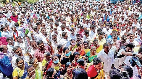 தேமுதிக தலைவர் விஜயகாந்த், தனது 70-வது பிறந்தநாளையொட்டி சென்னை கோயம்பேட்டில் உள்ள கட்சி தலைமை அலுவலகத்தில் நேற்று தொண்டர்களை சந்தித்தார். அவருக்கு வாழ்த்து தெரிவி்ப்பதற்காக தமிழகத்தின் பல்வேறு பகுதிகளில் இருந்து திரண்டு வந்திருந்த கட்சி நிர்வாகிகள், தொண்டர்கள். | படங்கள்: பு.க.பிரவீன் |