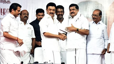 படம் விளக்கம்: முதல்வர் மு.க.ஸ்டாலின் முன்னிலையில் திமுகவில் இணைந்த அதிமுக முன்னாள் எம்.எல்.ஏ ஆறுக்குட்டி.