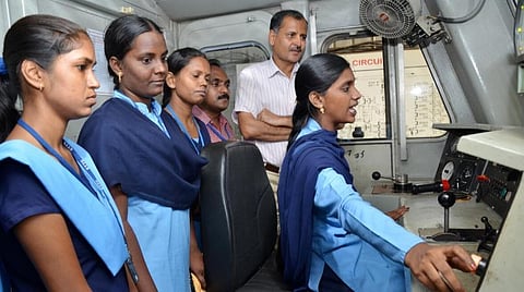 பெண் ஓட்டுநர்களுக்கு ரயில் இன்ஜினில் கழிப்பறை வசதி ஏற்படுத்த பரிசீலனை
