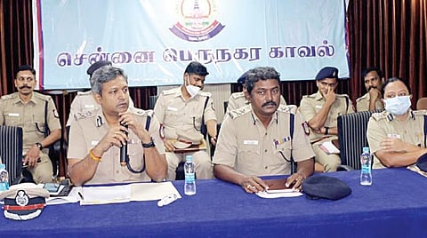 விநாயகர் சதுர்த்தி விழாவை முன்னிட்டு மக்களுக்கு சிரமம் ஏற்படாமல் விநாயகர் சிலை வைப்பது, ஊர்வலமாக எடுத்துச் சென்று நீர்நிலைகளில் கரைப்பது தொடர்பாக சென்னை காவல் ஆணையர் அலுவலகத்தில் ஆலோசனைக் கூட்டம் நேற்று நடைபெற்றது. இதில், சென்னை காவல் கூடுதல் ஆணையர்கள் பிரேம் ஆனந்த் சின்ஹா (தெற்கு), அன்பு (வடக்கு), இணை ஆணையர்கள் நரேந்திரன் நாயர், ரம்யா பாரதி, ராஜேஸ்வரி, துணை ஆணையர்கள் திஷா மிட்டல், விஜயகுமார் உள்ளிட்டோர் பங்கேற்றனர். | படங்கள்: ம.பிரபு |