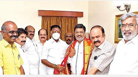 சென்னையில் அதிமுக ஒருங்கிணைப்பாளர் ஓபிஎஸ் முன்னிலையில் நடிகர் பாக்யராஜ் நேற்று அதிமுகவில் இணைந்தார். உடன் பெங்களூரு புகழேந்தி, வைத்திலிங்கம், வெல்லமண்டி நடராஜன் உள்ளிட்ட நிர்வாகிகள்.