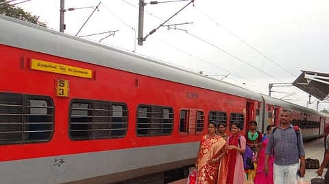 திருநெல்வேலி-மேட்டுப்பாளையம் இடையே இயக்கப்படும் வாராந்திர சிறப்பு ரயில்.
