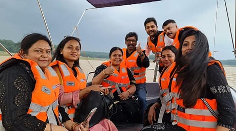 ஜார்க்கண்ட் அரசியல் நெருக்கடி | நீடிக்கும் தகுதிநீக்க சஸ்பென்ஸ் - எம்எல்ஏக்களுடன் படகு சவாரி செய்த முதல்வர் ஹேமந்த்