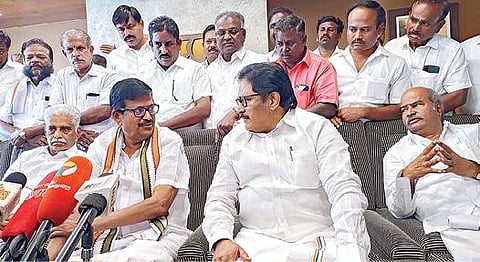 விருதுநகரில் பேட்டியளித்த தமிழக காங்கிரஸ் தலைவர் கே.எஸ்.அழகிரி. அருகில், முன்னாள் தலைவர்கள் திருநாவுக்கரசர், தங்கபாலு ஆகியோர்.