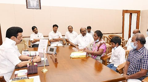 சின்னசேலம் மாணவியின் பெற்றோர் முதல்வருடன் சந்திப்பு - குற்றவாளிகள் யாராக இருந்தாலும் தப்பிக்க விடமாட்டோம் என உறுதி