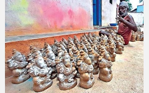 தருமபுரி அடுத்த அதியமான்கோட்டையில் பச்சை மண் விநாயகர் சிலை தயாரிப்பில் ஈடுபட்டுள்ள தொழிலாளி.