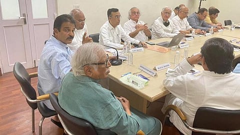 அக்.17ல் காங்கிரஸ் தலைவர் தேர்தல்: காரிய கமிட்டி கூட்டத்தில் முடிவு