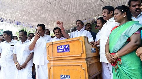 திருச்சி மாவட்ட அதிமுக சார்பில் ஏர்போர்ட் வயர்லெஸ் சாலையில் நேற்று நடைபெற்ற வரவேற்புக் கூட்டத்தில் பேசுகிறார் முன்னாள் முதல்வர் பழனிசாமி. உடன், மாவட்டச் செயலாளர் ப.குமார் (தெற்கு), முன்னாள் எம்.பி. டி.ரத்தினவேல் உள்ளிட்டோர். படம்: ஜி.ஞானவேல்முருகன்