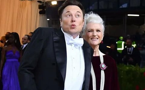 கோடீஸ்வர மகனை பார்க்க சென்றாலும் கார் கேரேஜில்தான் தூக்கம்: எலான் மஸ்க் தாய் தகவல்