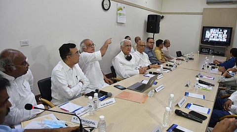 காங்கிரஸ் தலைவர் தேர்தல் குறித்து டெல்லியில் செய்தியாளர்களிடம் அறிவித்த கட்சியின் மூத்த தலைவர்கள் மதுசூதன் மிஸ்திரி, வேணுகோபால் மற்றும் ஜெய்ராம் ரமேஷ் ஆகியோர்.படம்: பிடிஐ.