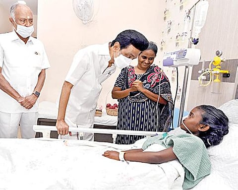 அரியவகை முகச் சிதைவு நோயால் பாதிக்கப்பட்டு தனியார் மருத்துவமனையில் பிளாஸ்டிக் சர்ஜரி சிகிச்சை பெற்று வரும் சிறுமி டான்யாவை முதல்வர் ஸ்டாலின் சந்தித்து நலம் விசாரித்தார்.