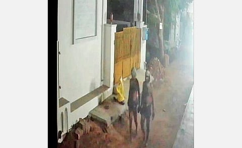 ராஜபாளையம் வஉசி நகரில் முகமூடி கொள்ளையர்கள் நடந்து செல்லும் சிசிடிவி காட்சி பதிவாகி உள்ளது.