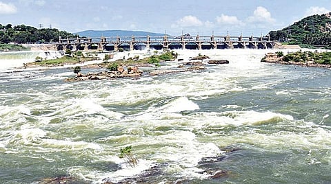 மேட்டூர் அணையின் 16 கண் மதகு வழியாக பெருக்கெடுத்து ஓடி வரும் காவிரி நீர். படம்: எல்.பத்மநாபன்