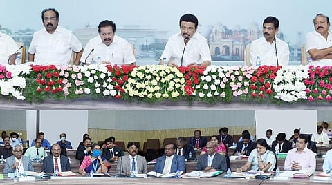 சென்னையில் நேற்று நடந்த பல்கலைக்கழகங்களின் துணைவேந்தர்கள் மாநாட்டில் பேசுகிறார் முதல்வர் மு.க.ஸ்டாலின். உடன் அமைச்சர்கள் க.பொன்முடி, எம்ஆர்கே பன்னீர்செல்வம், தங்கம் தென்னரசு, ரகுபதி, அனிதா ராதாகிருஷ்ணன், தலைமைச் செயலர் வெ.இறையன்பு ஆகியோர்.