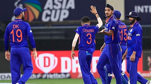 ஆசிய கோப்பை | 6வது பவுலராக பந்துவீசிய கோலி - ஹாங்காங் அணியை வீழ்த்தி சூப்பர் 4 சுற்றுக்கு இந்தியா தகுதி